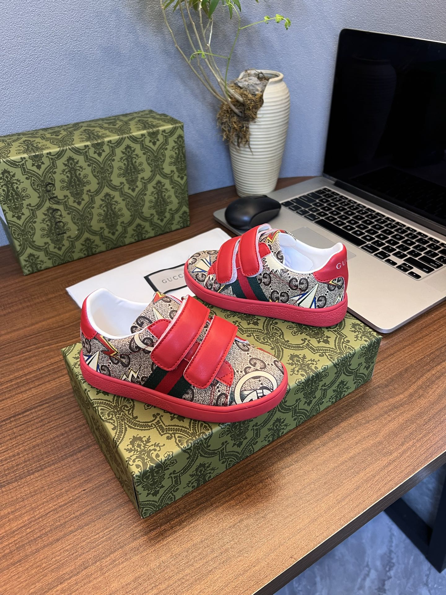 Children's shoes child